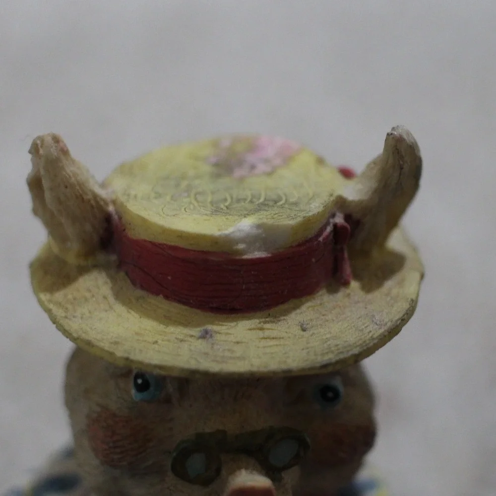 Victor Bacon Pig Figurine‎ 1993 International Resourcing VA07 Pipe Gentleman